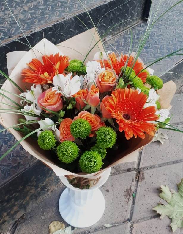 Букет цветов из: Герберы, Хризантемы, Альстромерии и Розы в Кардоникской