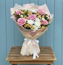 Букет цветов из:  Гвоздики, Орхидеи и Розы в Кардоникской