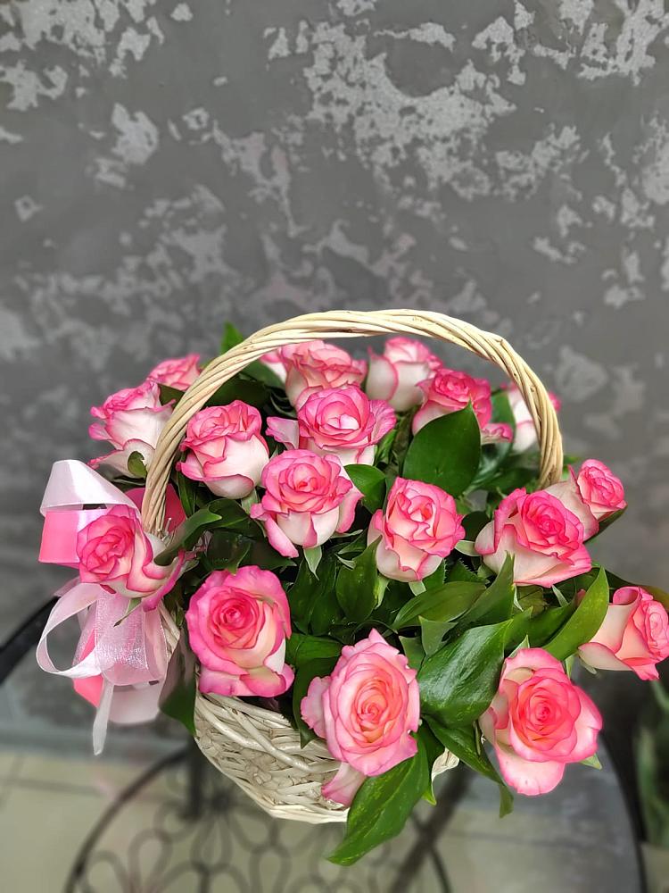 Цветочная композиция из Розы в корзине в Кардоникской