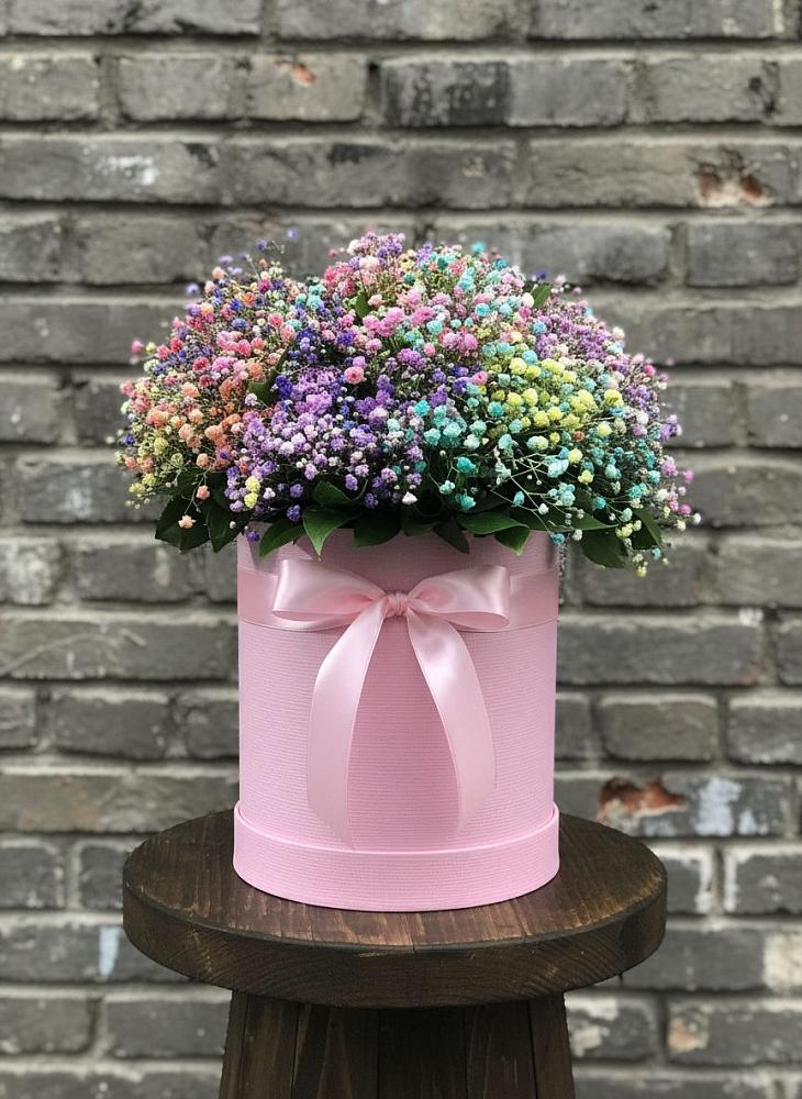 Цветочная композиция из Гипсофила и Розы в шляпной коробке в Кардоникской