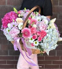 Композиция солнечный день в Кардоникской Цветочная композиция из Розы, Хризантемы, Пионы и Лизиантусы в корзине в Кардоникской
