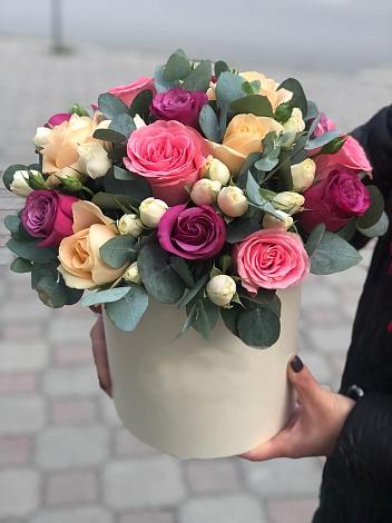 Цветочная композиция из Розы в шляпной коробке в Кардоникской