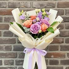 Букет цветов из:  Лизиантусы и Розы в Кардоникской