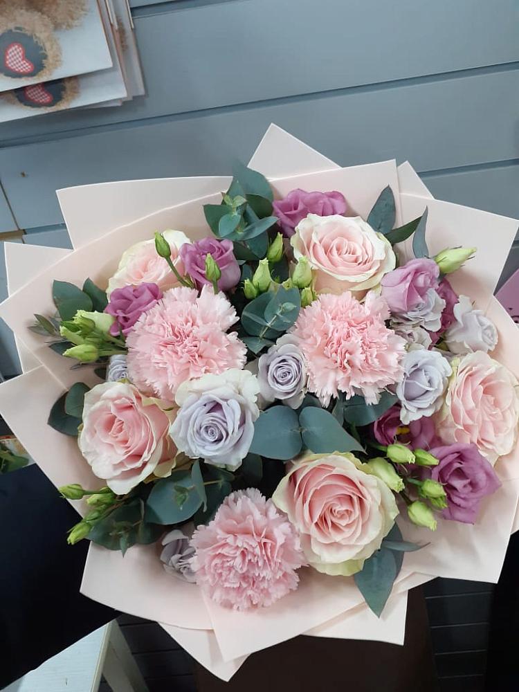 Букет цветов из: Розы, Гвоздики и Лизиантусы в Кардоникской